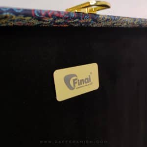 عکس نمونه پلاک طلایی مولتی استایل روی پک هدیه زعفران